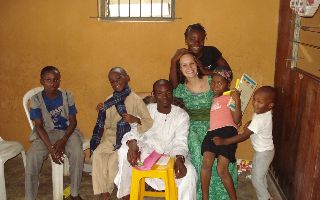 Bunt, laut und lebensfroh oder: Wie eine Studentin ein Waisenhaus in Nigeria baut