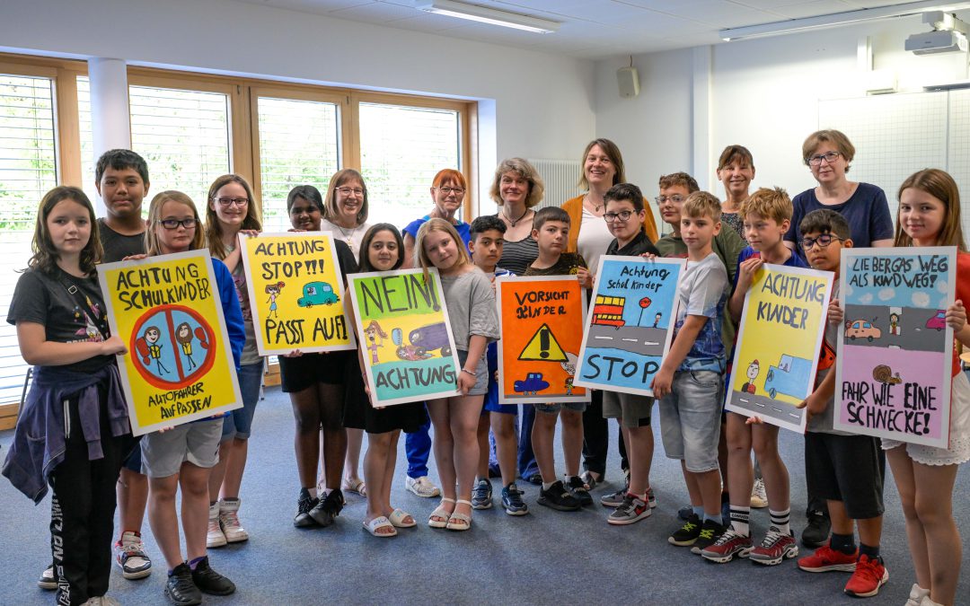 Kunst gegen Raser:  Kinder entwerfen Plakate für die Schulwegsicherheit